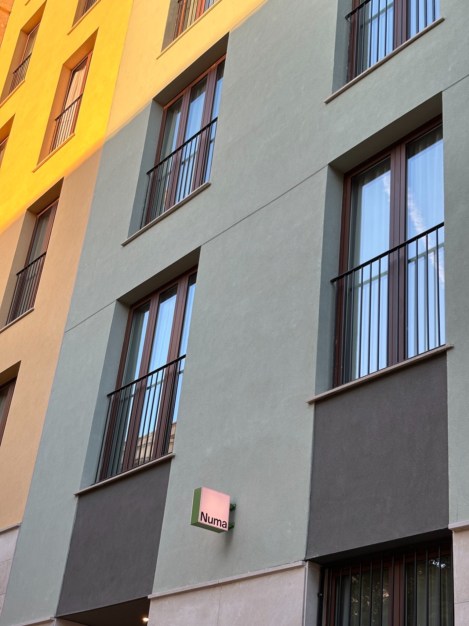 Ventanas y balcones del Hotel Numa Valencia